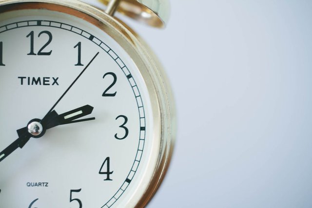 zdjęcia przedstawia zegarek firmy Quartz co ma symbolizować zbliżające się terminy zapłaty 