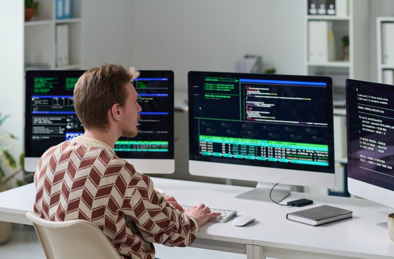 Windykacja w branży IT i software house - projekty długoterminowe, abonamenty serwisowe i prace rozwojowe