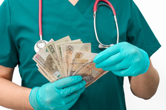 Windykacja w branży medycznej i stomatologicznej - jak odzyskiwać należności od pacjentów i kontraktów publicznych?