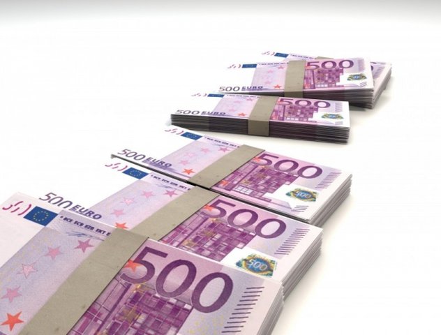 obrazek przedstawia pieniądze EURO w nominale 500 w banderolach 