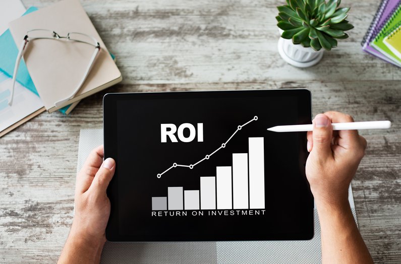 ROI z automatyzacji windykacji - jak policzyć opłacalność robotów, maili, SMS-ów i voicebotów?
